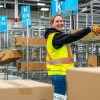 Angela Spehar, Directrice régionale des services de santé et sécurité au travail pour Amazon Logistics (AMZL) Canada, supervise les programmes en la matière pour les employés qui travaillent dans le réseau de livraison de l’entreprise, soit plus de 30 centres de livraison d’un océan à l’autre. 
